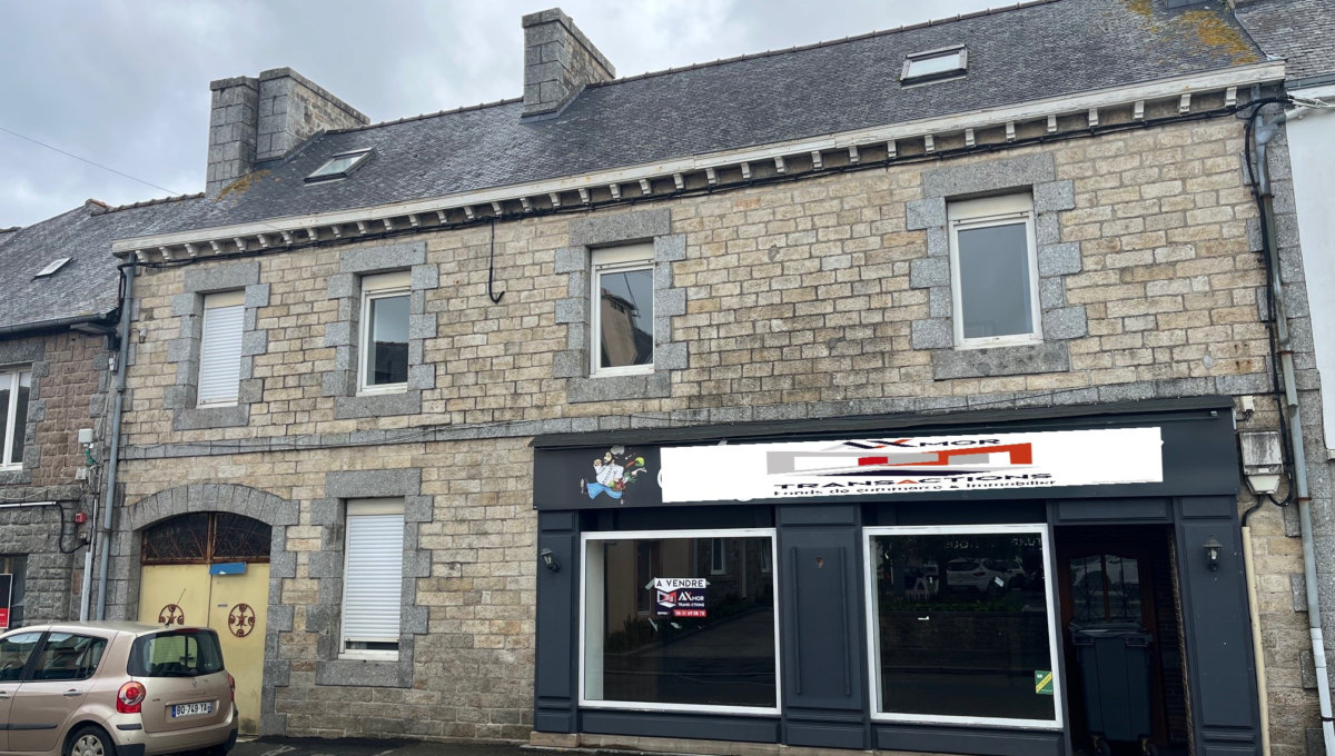 A VENDRE LOCAL COMMERCIAL CENTRE-VILLE DE BEGARD. Local Commercial Vente